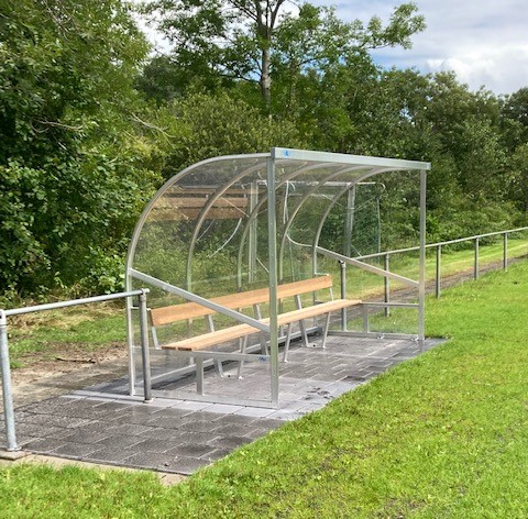 Dug out model 180 42 Dug-out DO180 uitgevoerd met FSC hardhouten zitting en leuning. Aluminium naturel. TOP "63